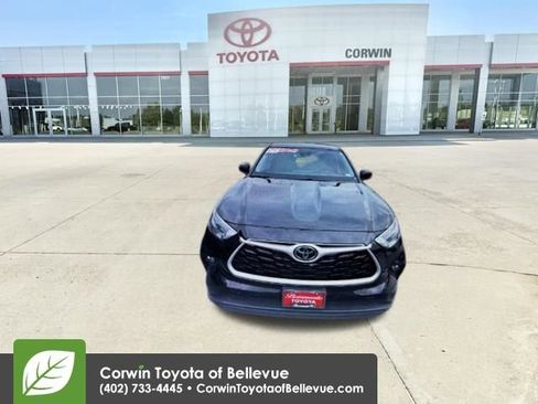 Used 2024 Toyota Highlander LE AWD/4WD image 11