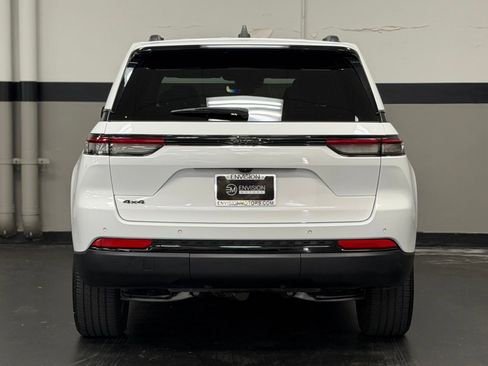 Used 2024 Jeep Grand Cherokee Altitude AWD/4WD image 9