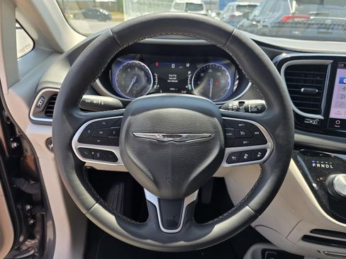 Used 2023 Chrysler Pacifica Touring-L FWD image 16