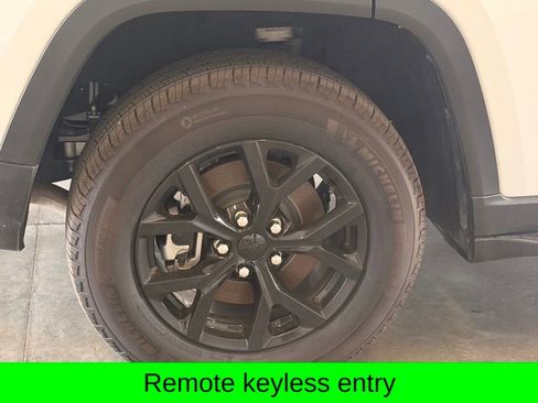 Used 2024 Jeep Grand Cherokee L Altitude AWD/4WD image 4