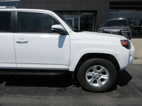Used 2022 Toyota 4Runner SR5 Premium w/ Moonroof Package AWD/4WD image 11
