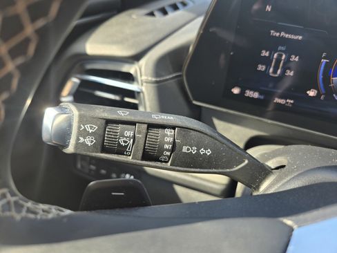 Used 2025 Chevrolet Traverse LT image 16