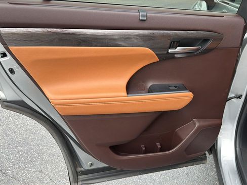Used 2020 Toyota Highlander Platinum FWD image 18