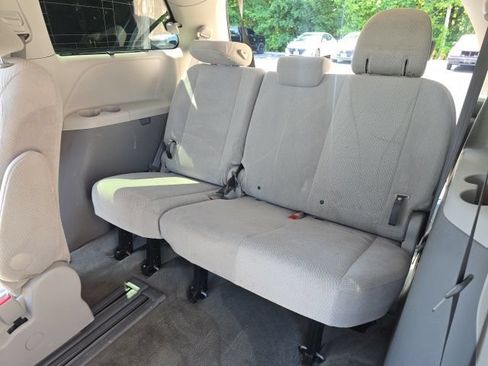 Used 2012 Toyota Sienna LE w/ Towing Pkg FWD image 13