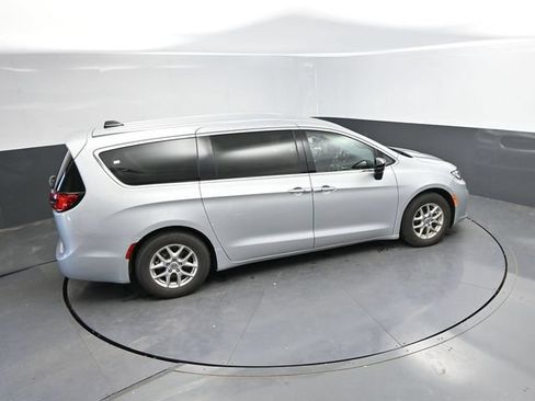 Used 2024 Chrysler Pacifica Touring-L FWD image 37