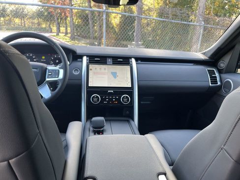 Used 2025 Land Rover Discovery S image 26
