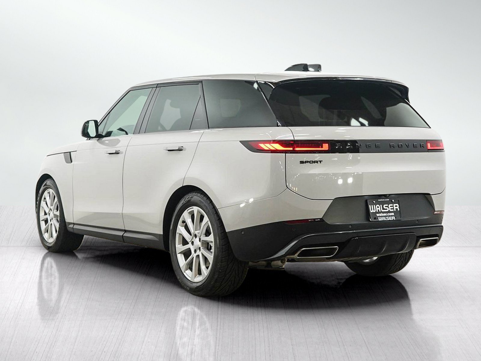 Used 2025 Land Rover Range Rover Sport SE AWD/4WD image 3