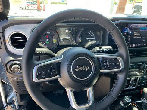 Used 2025 Jeep Wrangler Unlimited Sahara AWD/4WD image 33