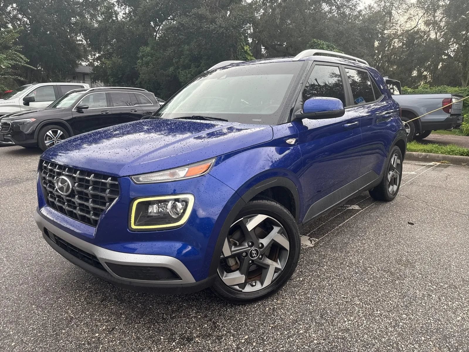 Used 2022 Hyundai Venue Limited FWD image 2
