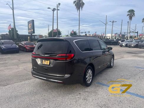 Used 2022 Chrysler Pacifica Touring-L FWD image 5