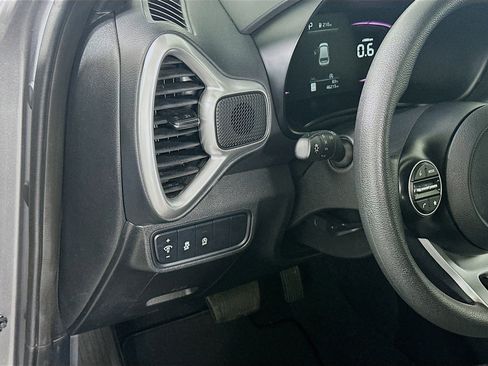 Used 2023 Kia Soul LX w/ LX Technology Package FWD image 17