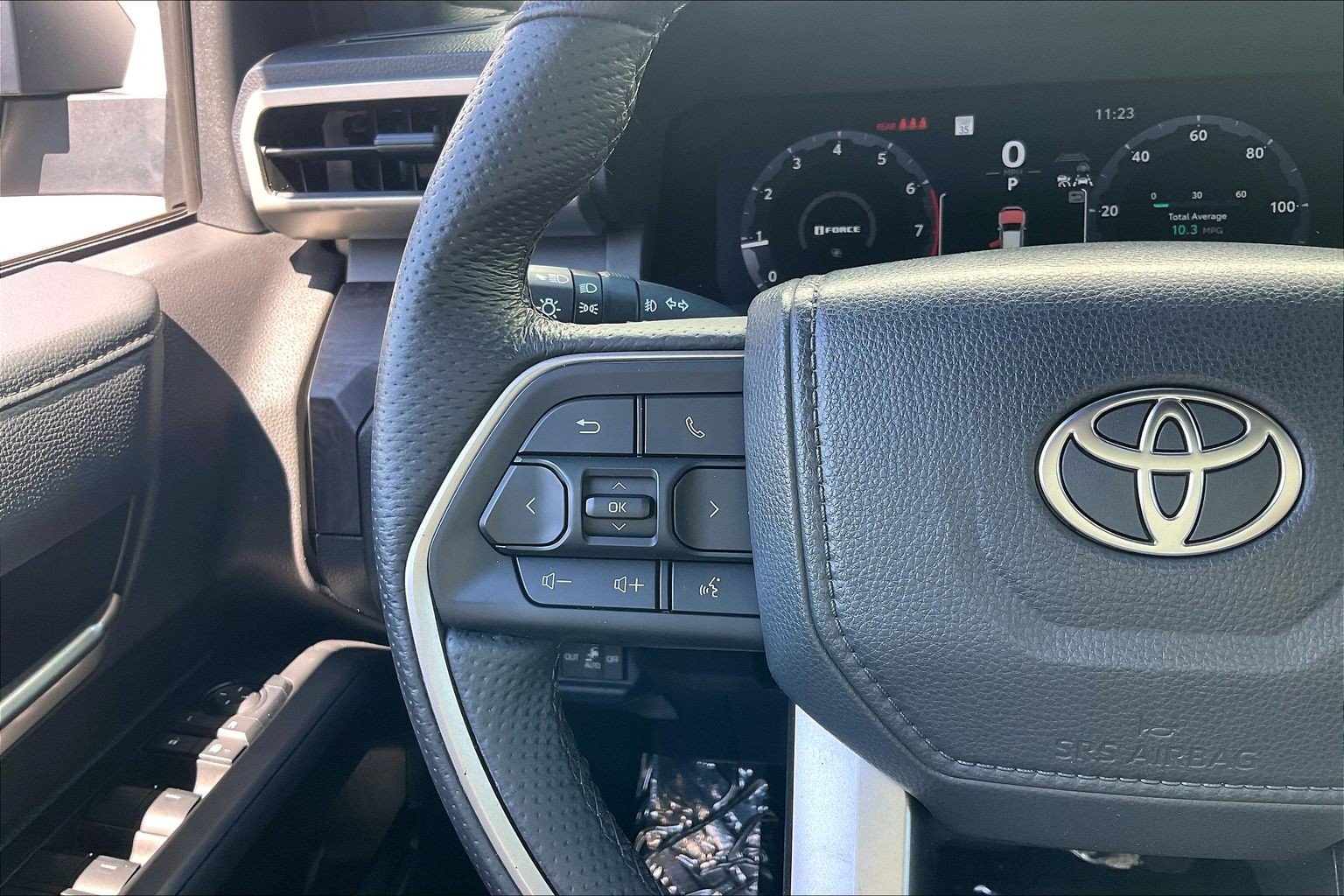 Used 2025 Toyota Tacoma Limited AWD/4WD image 23