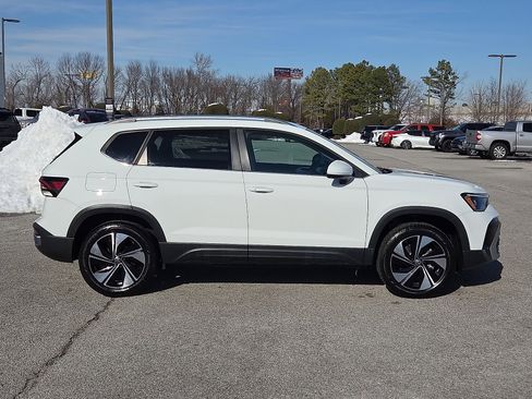 Used 2025 Volkswagen Taos SE image 6