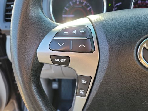 Used 2013 Toyota Highlander 4WD w/ Cold Weather Pkg image 18