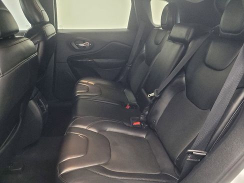 Used 2019 Jeep Cherokee Latitude Plus FWD image 18