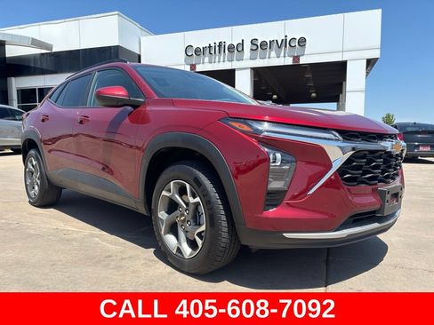 Used 2025 Chevrolet Trax LT FWD image 1