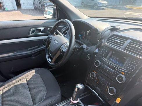 Used 2017 Ford Explorer XLT AWD/4WD image 14