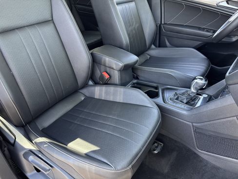 Used 2022 Volkswagen Tiguan SE w/ Panoramic Sunroof Package image 9