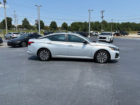 Used 2025 Nissan Altima 2.5 SV FWD image 4