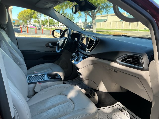 Used 2017 Chrysler Pacifica Touring-L Plus w/ Advanced Safetytec Group FWD image 23