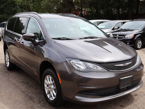 Used 2021 Chrysler Voyager Lxi FWD image 7