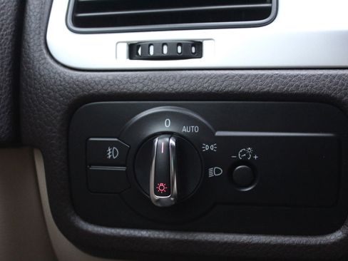 Used 2014 Volkswagen Touareg Hybrid image 25