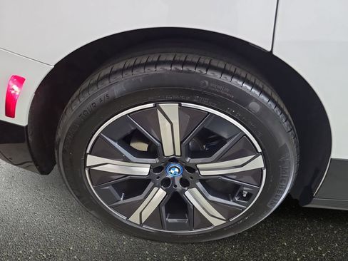 Used 2024 BMW iX xDrive50 w/ Premium Package AWD/4WD image 32