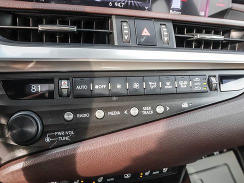 Used 2020 Lexus ES 300h w/ Luxury Package image 23