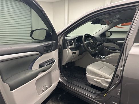 Used 2019 Toyota Highlander LE image 5