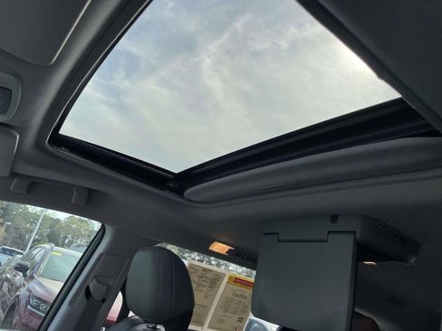 Used 2023 Toyota Sienna Limited image 25