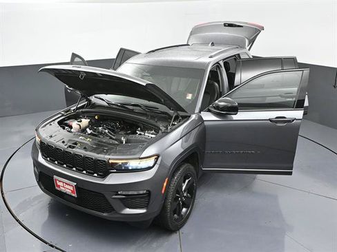 Used 2024 Jeep Grand Cherokee Limited w/ Black Appearance Package AWD/4WD image 45