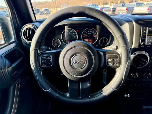 Used 2016 Jeep Wrangler Unlimited Sahara AWD/4WD image 15