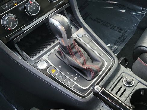 Used 2019 Volkswagen GTI SE image 12