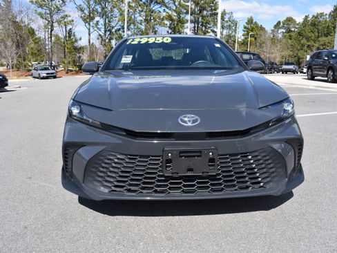 Used 2025 Toyota Camry SE image 4