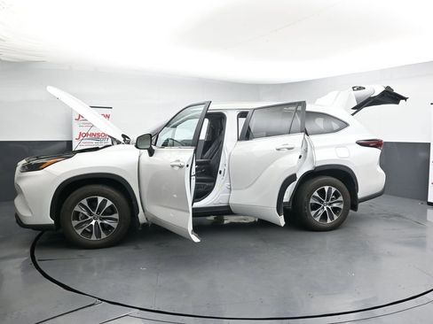 Used 2024 Toyota Highlander XLE AWD/4WD image 28