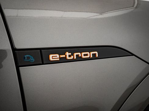 Used 2021 Audi e-tron Premium Plus w/ Premium Plus Package image 17