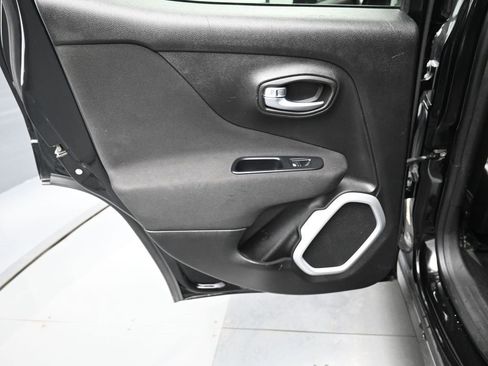 Used 2018 Jeep Renegade Latitude w/ Cold Weather Group image 29