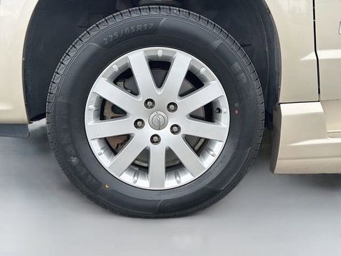 Used 2015 Chrysler Town & Country Touring image 40