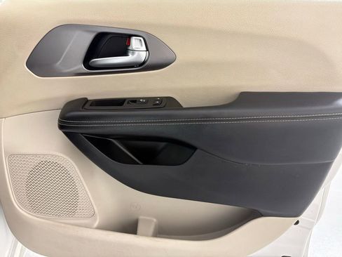 Used 2022 Chrysler Pacifica Touring-L image 47