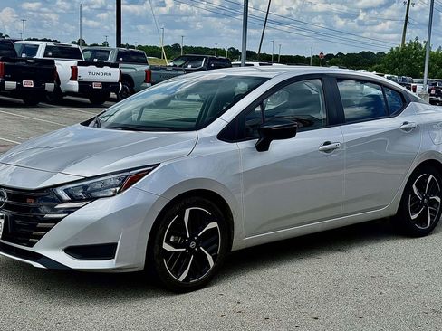 Used 2024 Nissan Versa SR FWD image 2