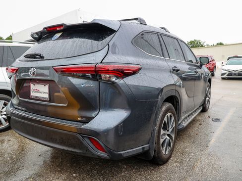 Used 2025 Toyota Highlander XLE AWD/4WD image 10