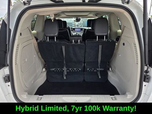 Used 2023 Chrysler Pacifica Limited FWD image 16