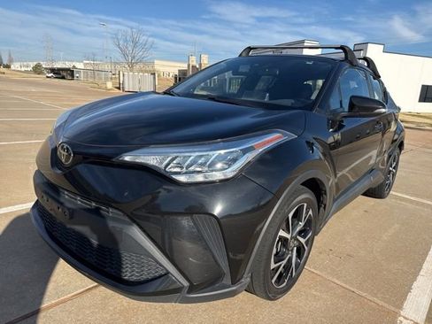 Used 2022 Toyota C-HR XLE image 1