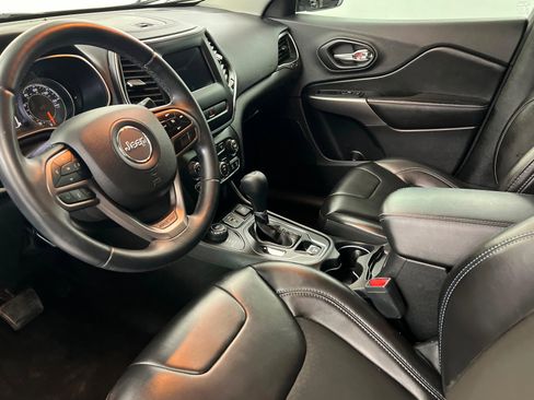 Used 2019 Jeep Cherokee Latitude Plus AWD/4WD image 16