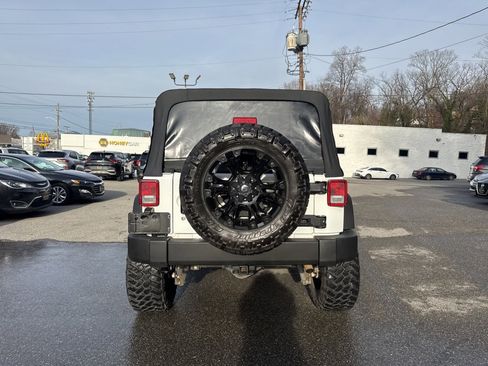 Used 2016 Jeep Wrangler Unlimited Rubicon w/ Connectivity Group image 5