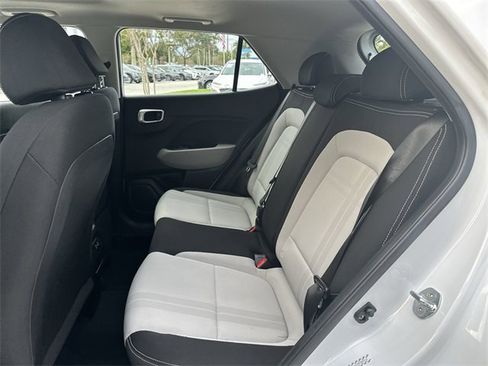 Used 2024 Hyundai Venue SEL image 26