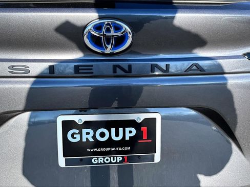 Used 2025 Toyota Sienna XLE image 31