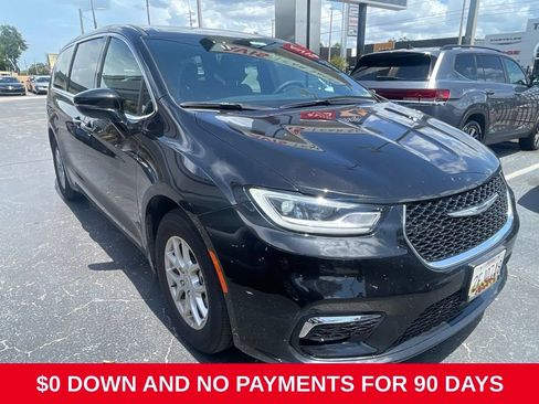 Used 2025 Chrysler Pacifica Select FWD image 2