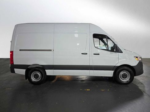 Used 2025 Mercedes-Benz Sprinter 2500 image 2