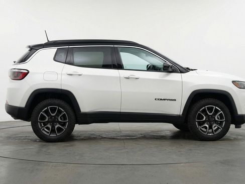 Used 2025 Jeep Compass Trailhawk AWD/4WD image 11